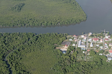 Rivière Timouthou et bourg de Montsinéry en Guyane française.