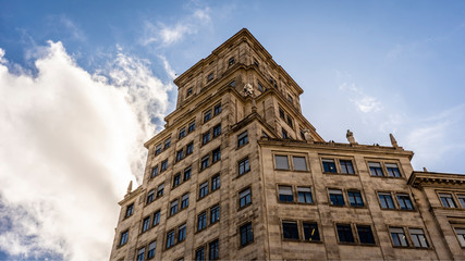 Fototapeta premium edificio y cielo