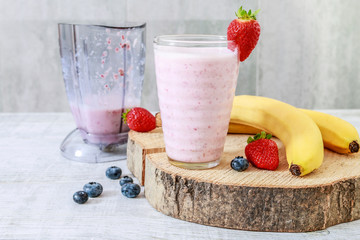 How to make fruit smoothie using blender, tutorial.