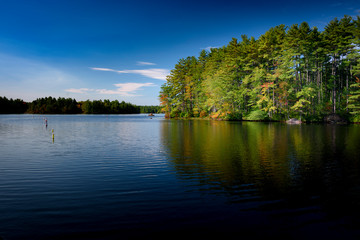 Massabesic lake in New Hampshire near Manchester peaceful place before fall - obrazy, fototapety, plakaty