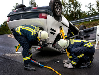 Feuerwehr bei der Rettung nach einem Verkehrsunfall