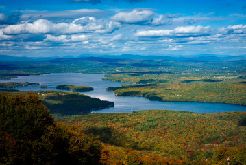 Obraz premium Jezioro Sunapee z góry Sunapee, gdy rośnie jesień