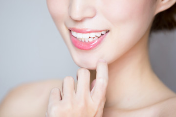 Obraz na płótnie Canvas close up of woman tooth
