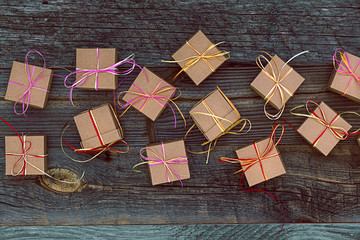 Weihnachten Pakete kleine Geschenk Adventskalender auf rustikalem Holz verpackt 