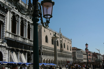 Obraz premium Venice, Palazzo Ducale and street lamp