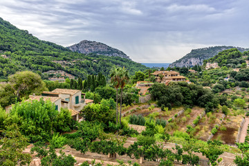 Fototapeta na wymiar Gebirge Panorama Wald Haus Baum Mallorca