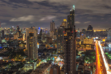Fototapeta na wymiar Bangkok city night view point from rooftop of building in the Bangkok city downtown at Krungtonburi Road,Bangkok,Thailand
