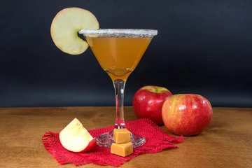 Fotobehang appelcider martini met karamel appels en rijpe appels op houten tafel © driftwood