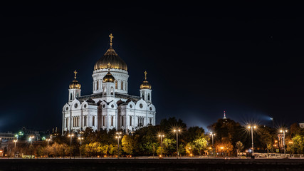 Fototapeta na wymiar храм Христа спасителя на фоне вечернего города при ночном освещении 