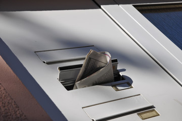 Zeitungen und werbung quellen aus briefkasten eingangstür zeichen für diebe webeflut