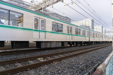 Obraz premium 住宅地を通る電車