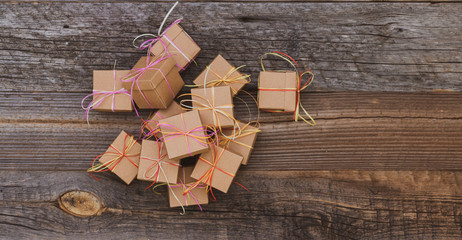 Geschenk Pakete zum Geburtstag oder Weihnachten auf altem rustikalem Holz