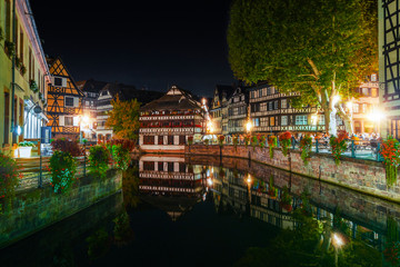 Fototapeta na wymiar Historische Fachwerkhäuser im Gerberviertel im Stadtteil La Petite France in Straßburg bei Nacht, Elsass, Frankreich