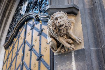 Löwe aus Stein an Fassade neues Rathaus München