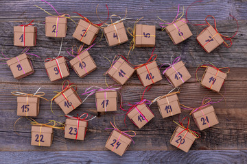 Selbstgemachter Adventskalender mit 24 Geschenken Paketen für Weihnachten zum verschenken für die...