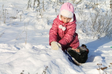 Fototapeta na wymiar дети играют на снегу