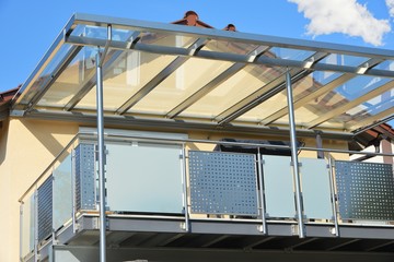 Edelstahl-Balkon mit Edelstahlrahmen-Glasdach und Markise
