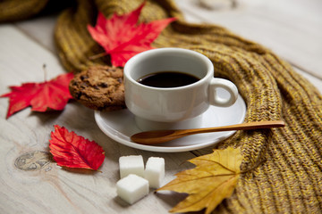 Café caliente con galleta de chocolate