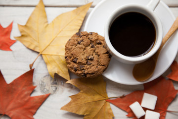 Galleta de chocolate con un café caliente