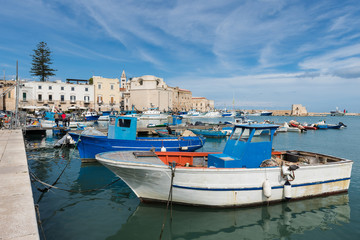 Fototapeta na wymiar Fischerboote im Hafen von Trani; Apulien; Italien