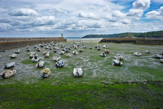bateaux &eacute;chou&eacute;s sur le port de Binic, &agrave; mar&eacute;e base, en Bretagne dans les c&ocirc;tes d'Armor