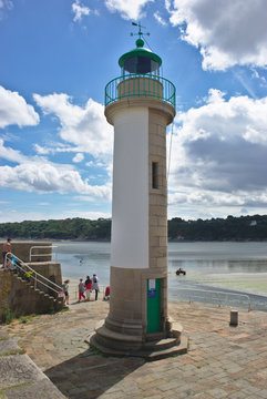 Phare du port de Binic &agrave; mar&eacute;e basse dans les c&ocirc;te d'Armor en Bretagne