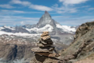 Foto auf Acrylglas Matterhorn Sehen Sie Balancesteine, weit weg Matterhorn-Berg, Szenen im Nationalpark Zermatt, die Schweiz, Europa an. Sommerlandschaft, Sonnenscheinwetter, dramatischer blauer Himmel und sonniger Tag