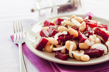 Beetroot salad with white kidney beans, pickles and onion