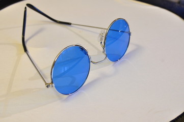 lunettes bleue sur toile blanche
