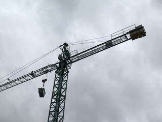 Gr&uacute;a de construcci&oacute;n bajo un cielo gris