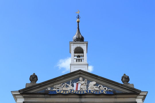 Dach des Rathauses in Brielle