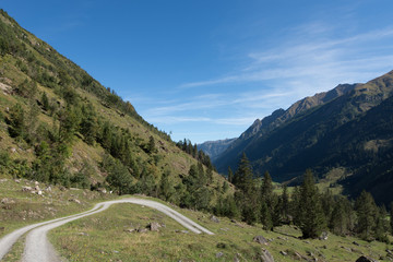 Eine Straße in die Berge