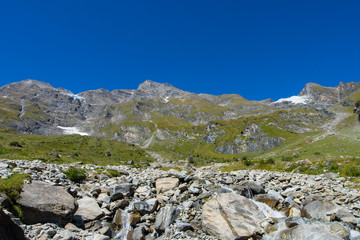 Fototapeta na wymiar Blick auf eine Bergkette in den Alpen