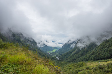 Blick durch die Berge ins Tal