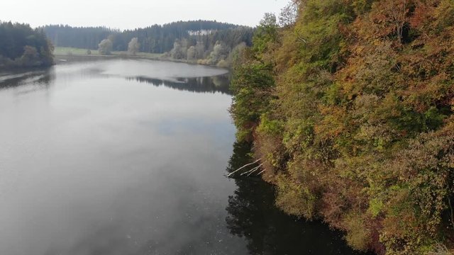 Steigflug mit Blick auf den Windachspeicher und herbstlichen Wald