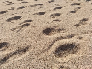 Huellas en la arena de la playa