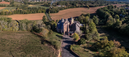 Saint Cyr la roche (Corrèze) -  Eglise Saint-Cyr Sainte-Julitte et manoir