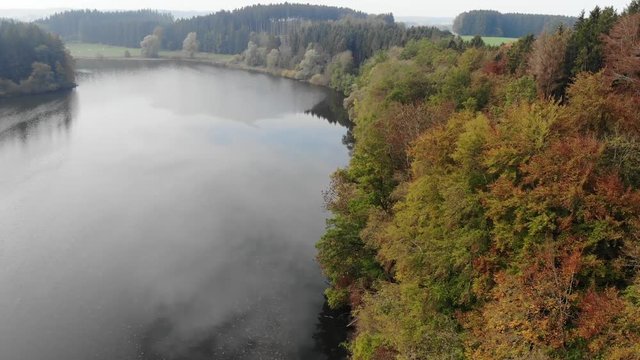 Hoher Flug &uuml;ber das herbstliche Ufer des Windachspeichers 