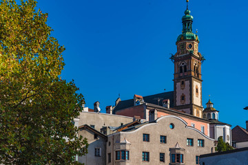 Fototapeta premium Jesuitenkirche mit Altstadtfassaden Hall in Tiro