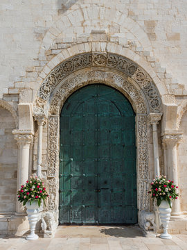 Eingangst&uuml;r der Kathedrale San Nicola Pellegrino in Trani; Apulien; Italien