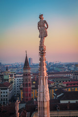 Avond Milaan, uitzicht over de stad vanaf het terras van de Duomo