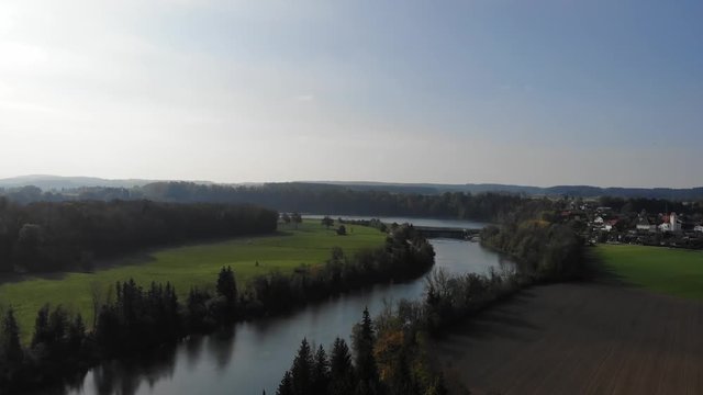 Steigflug mit Blick auf eine Lechstaustufe, herbstlichen Wald und Kulturlandschaft