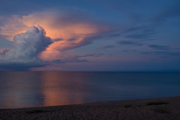 Wolken über See in afrika am Malawi See