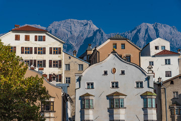 Altstadtfassaden Hall in Tirol mit Karwendelgebirge