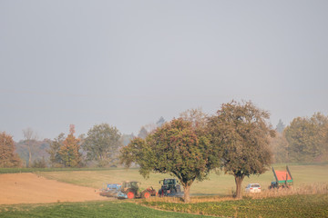 Traktor bei der Feldarbeit