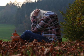 Depressionen im Herbst. Eine ältere Frau hat Depressionen und ist traurig