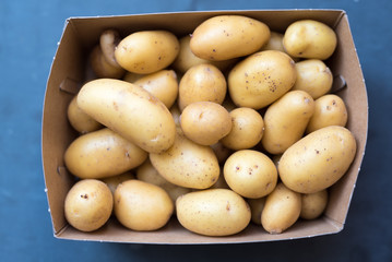 Kartoffeln in einer kleinen Kiste
