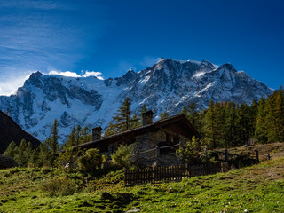 Fototapeta na wymiar Chalet tra le alpi