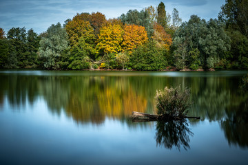 Fototapeta na wymiar Reflection of trees in lake at Ryton Pools Coventry 