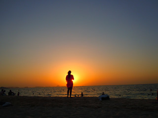 Fototapeta premium Silhouette woman sunset on the beach